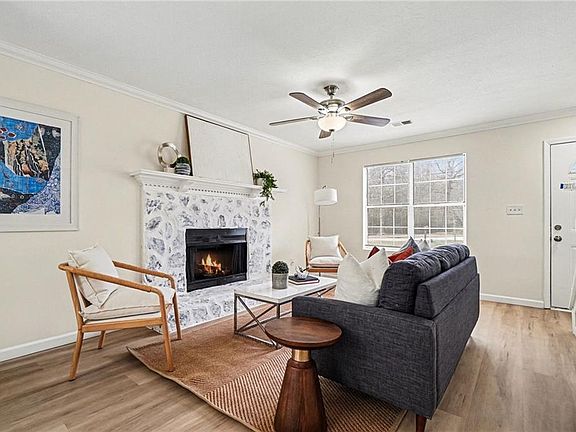 3rd image of 430 Pilgrim Ln