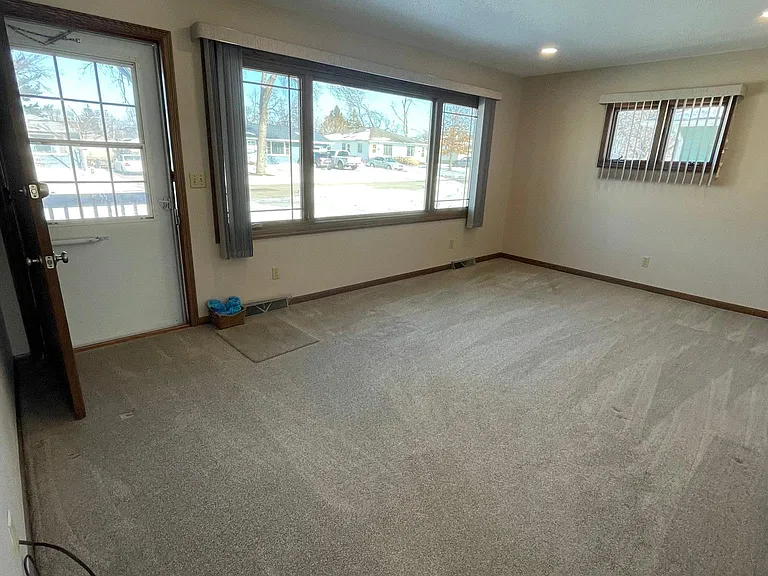1109 Raney St — Photo 9