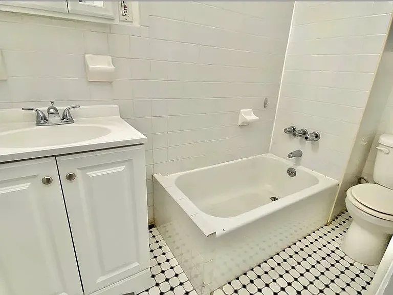 202 E 6th St #14 — Photo 8
