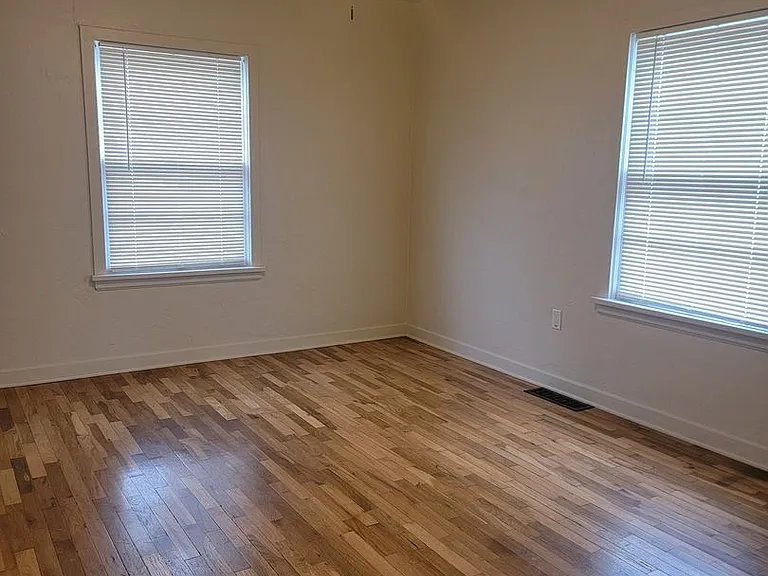 1513 Evergreen St — Photo 7