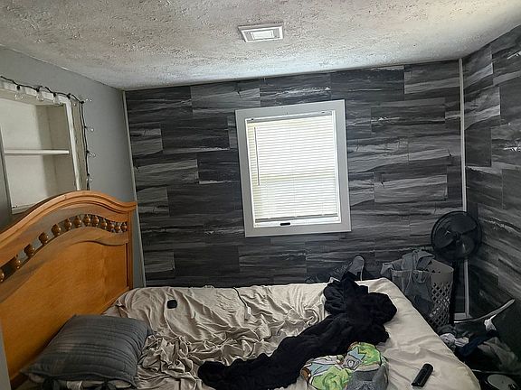3rd image of 1017 Henderson Ave