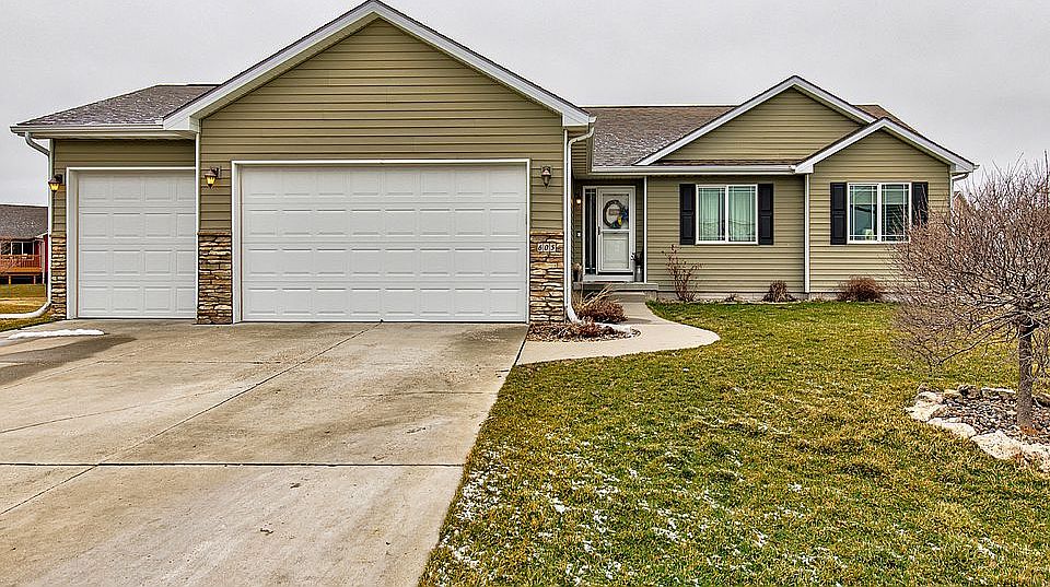 1st image of 605 NW Orchard Dr