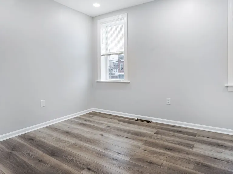 2332 N Monroe St — Photo 7