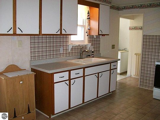 3rd image of 1594 N Ogemaw Trl