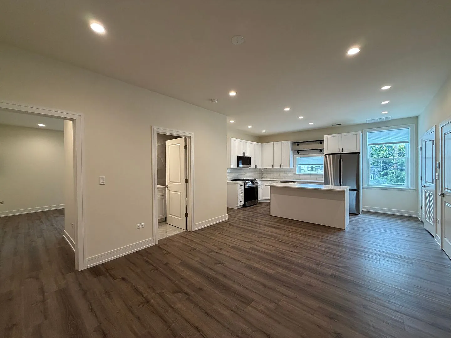 916 W. Belmont — Photo 1