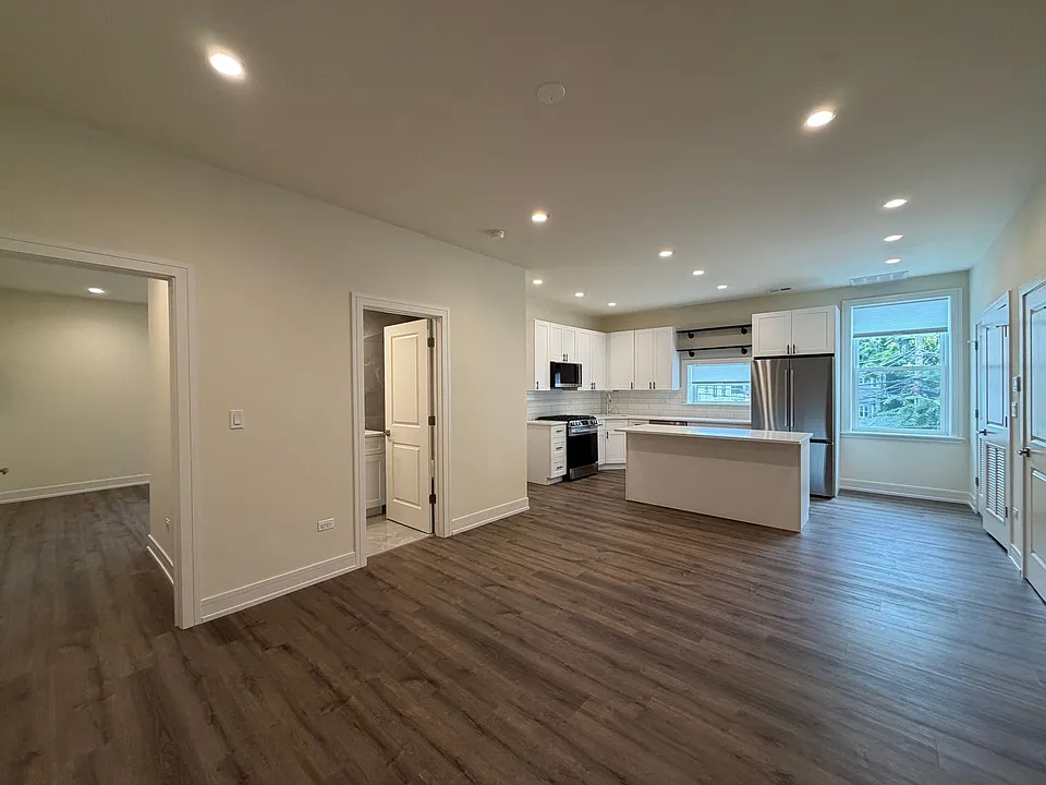916 W Belmont Ave