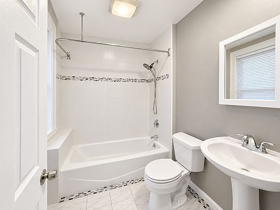 5th image of 21 Hurd St APT 2