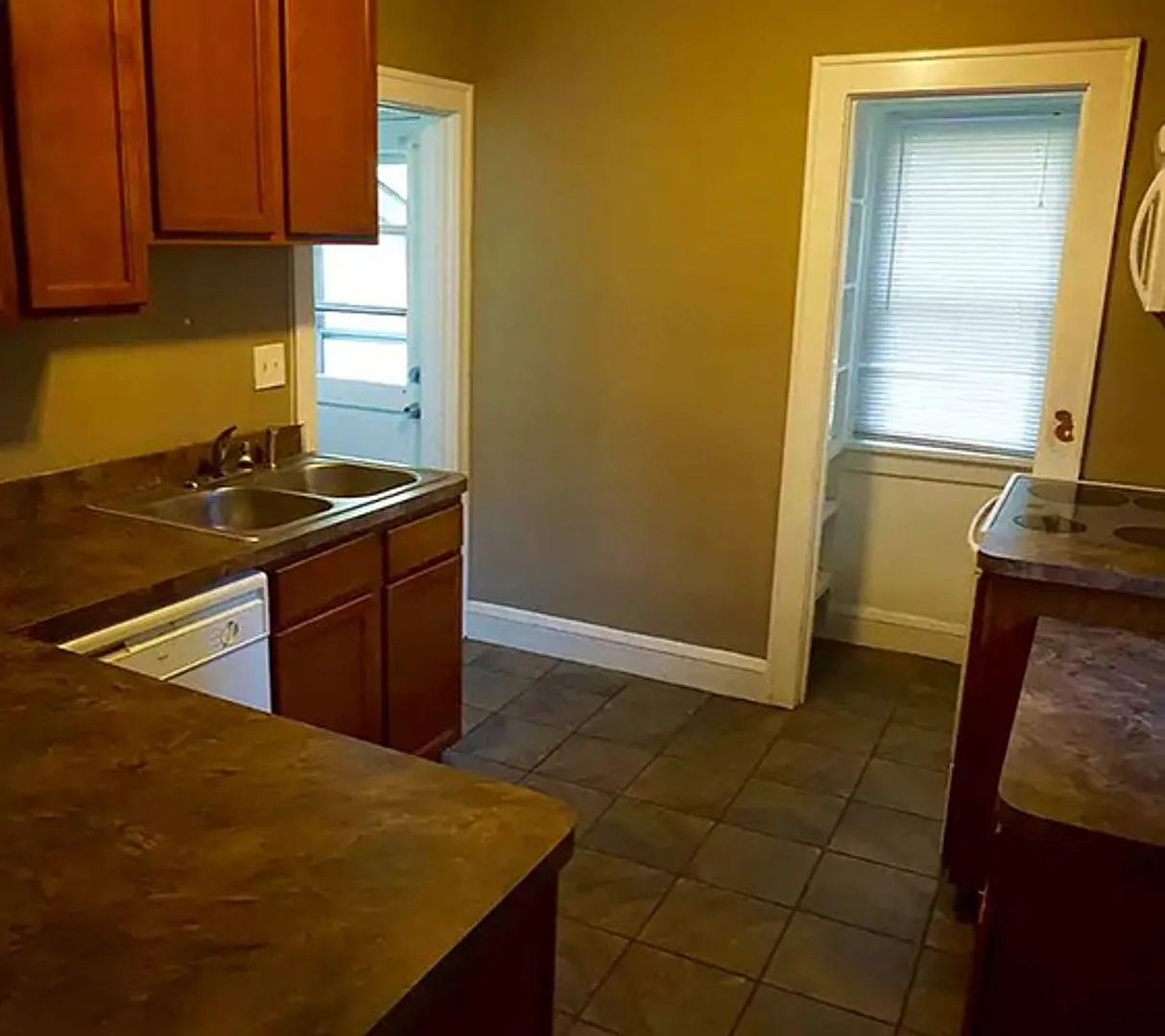 Affordable 6-Bedroom House close to U of M Campus — Photo 3