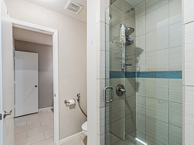 6935 Kingshollow Dr — Photo 24