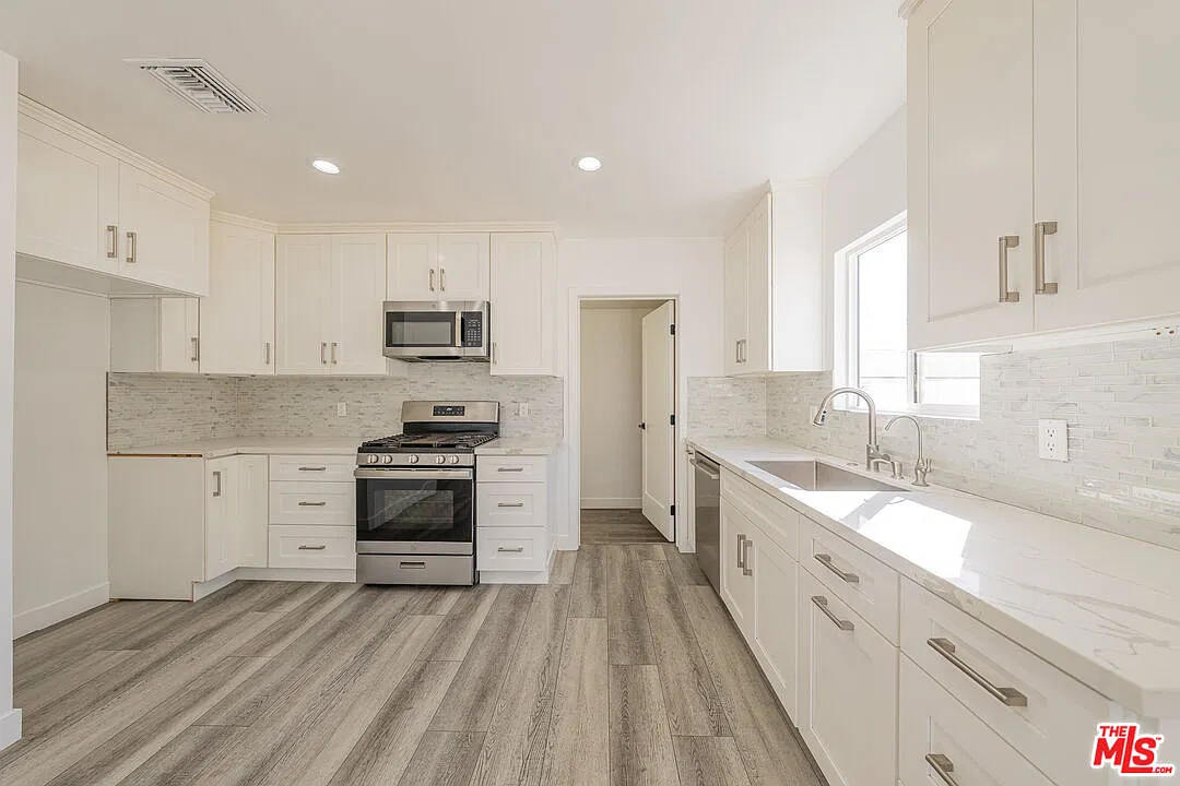3 bed, 1.5 bath, 1055 sqft, $3,800 — Photo 3