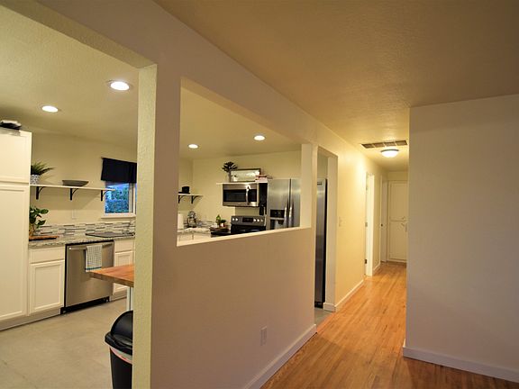 4th image of 3318 SE Rose Ct