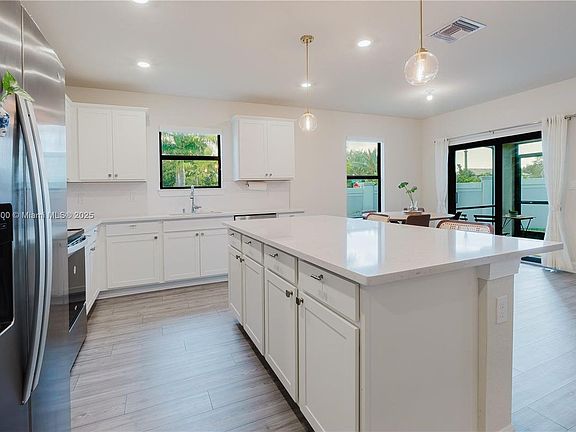 4th image of 3001 Hibiscus Ave