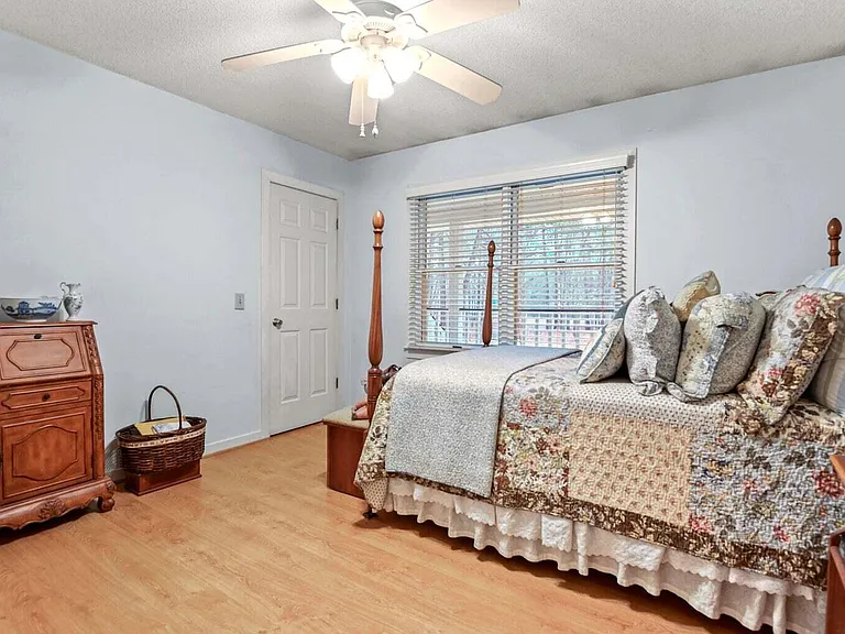 302 Summerset Ln — Photo 6