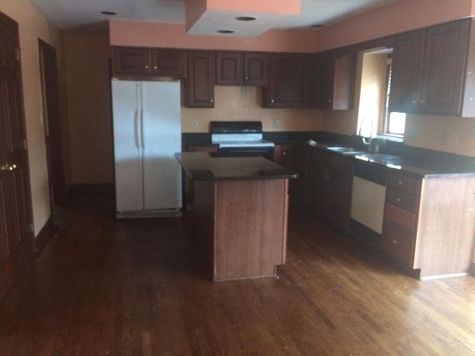1st image of 800 Andover Village Dr