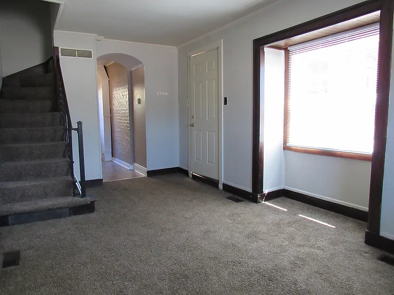 321 W Elm St — Photo 8