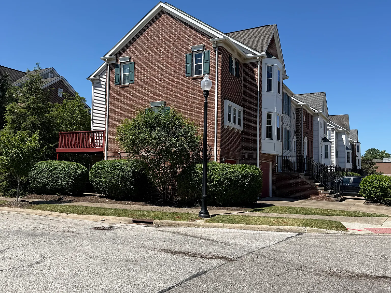 3 bed, 2.5 bath, 2176 sqft, $2,600 — Photo 2