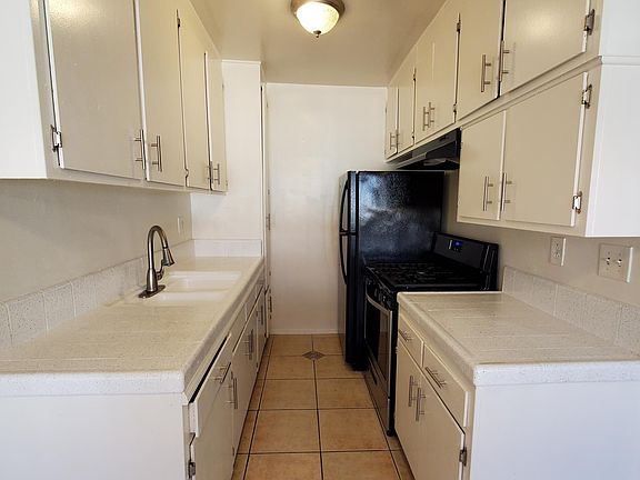 5th image of 128 S Mariposa Ave