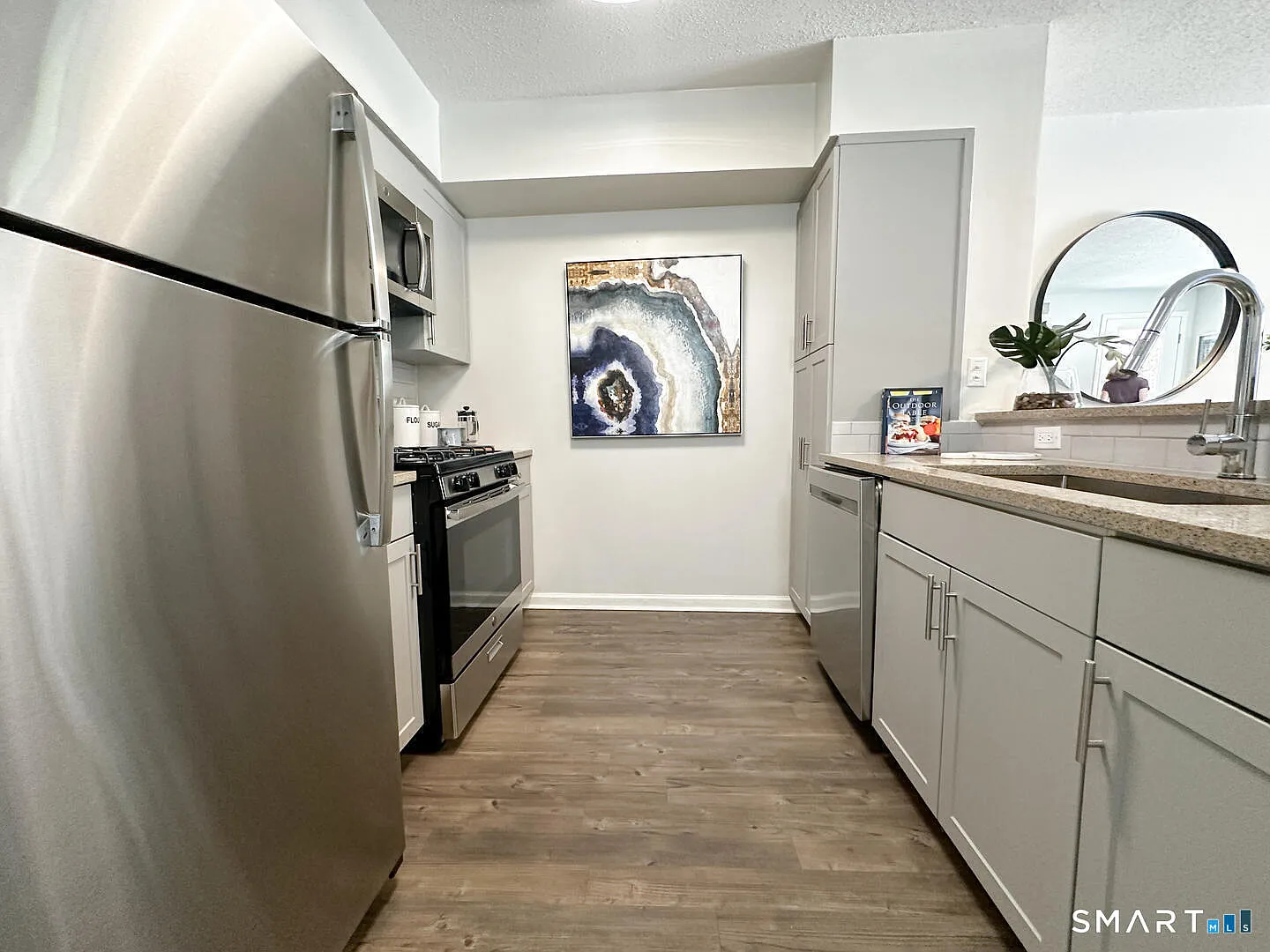 2 bed, 1.0 bath, 999 sqft, $3,047 — Photo 4