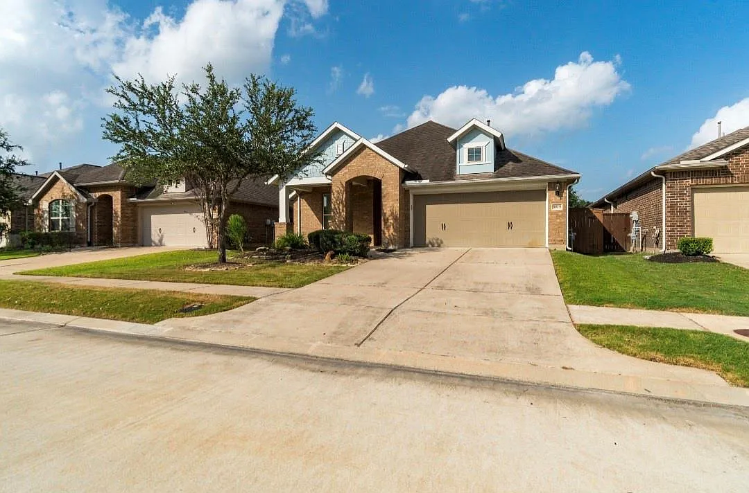 3 bed, 2.0 bath, 2204 sqft, $3,100 — Photo 2