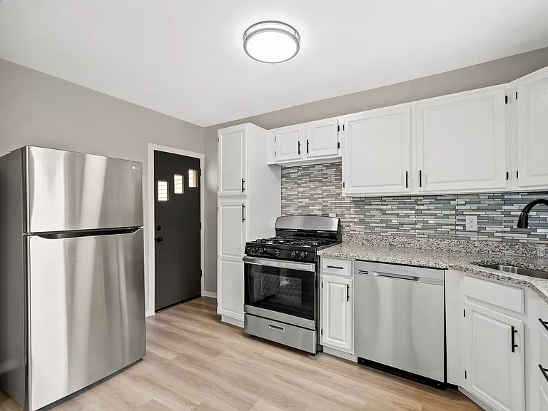 21 Lacona St — Photo 13
