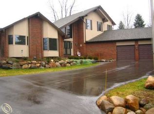 6983 Deerhill Dr, Clarkston, MI