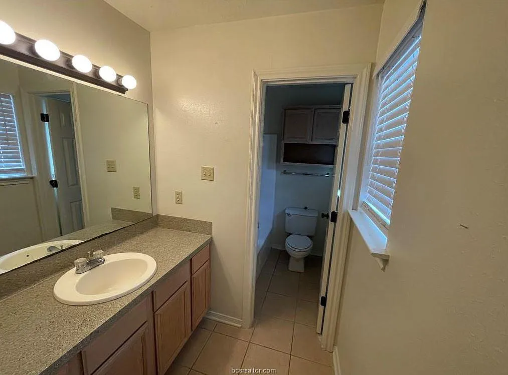 3 bed, 2.5 bath, $1,200 — Photo 2