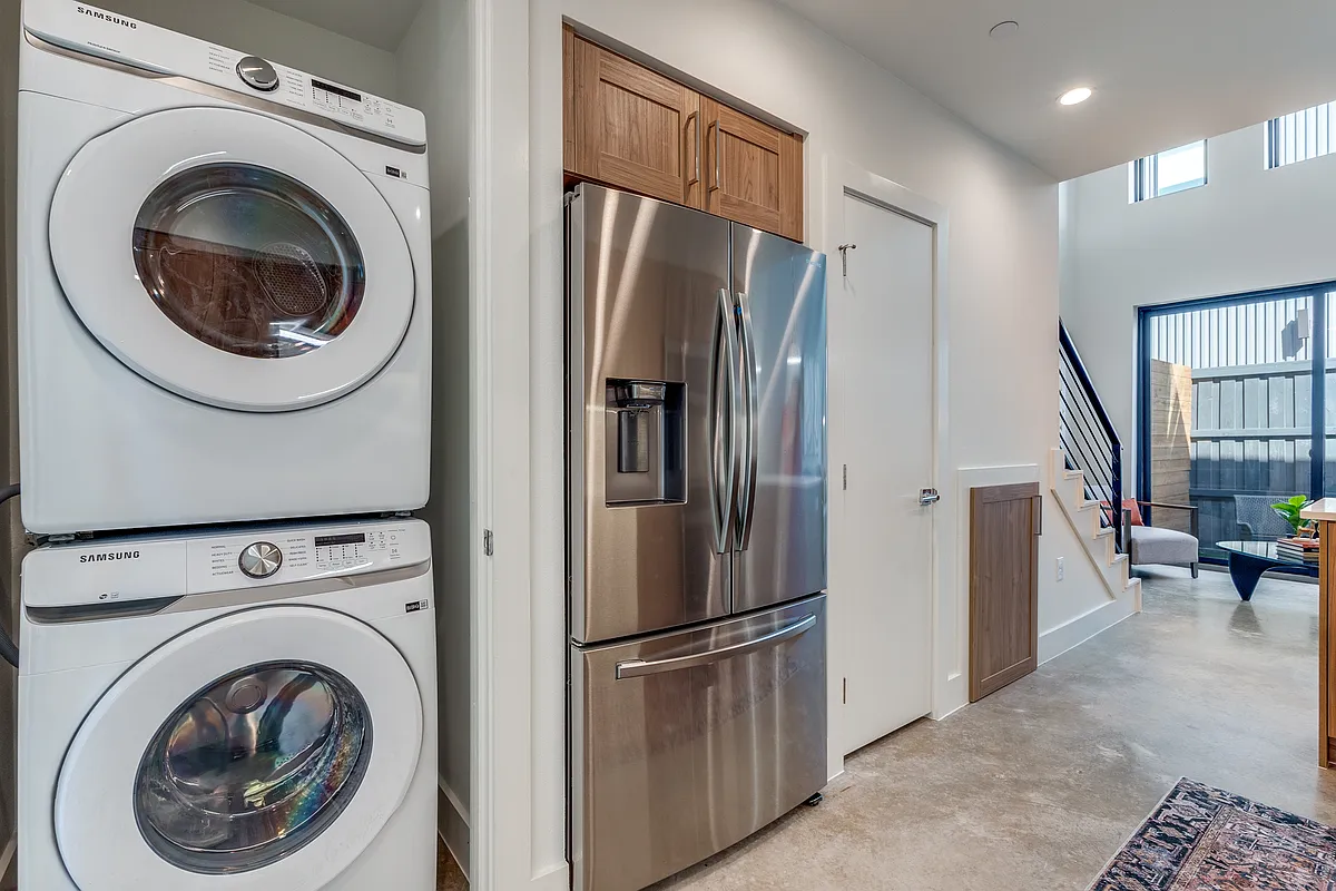 Building Photo - 4715 Live Oak St #103