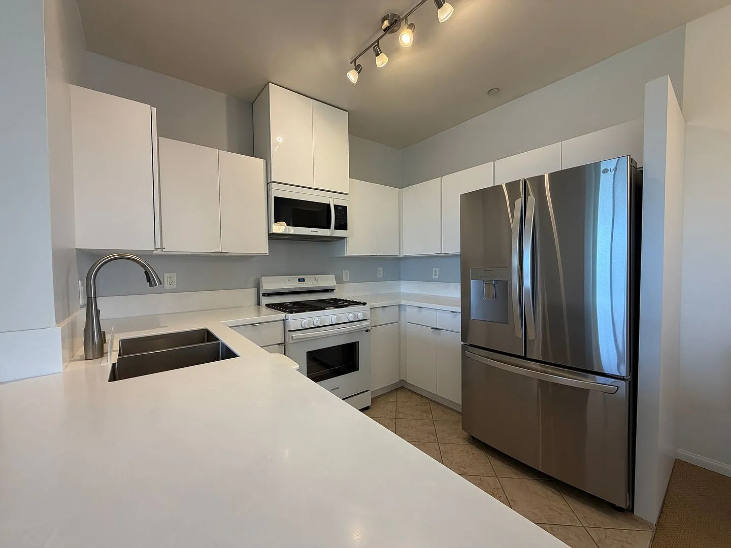 2 bed, 2.0 bath, 1100 sqft, $2,595 — Photo 4