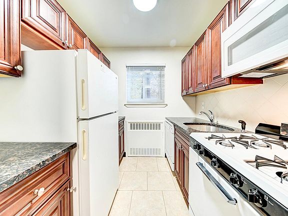 5th image of 70 Soundview Dr #10D
