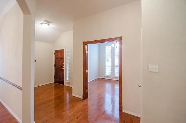 3 bed, 2.0 bath, 2119 sqft, $2,600 — Photo 2