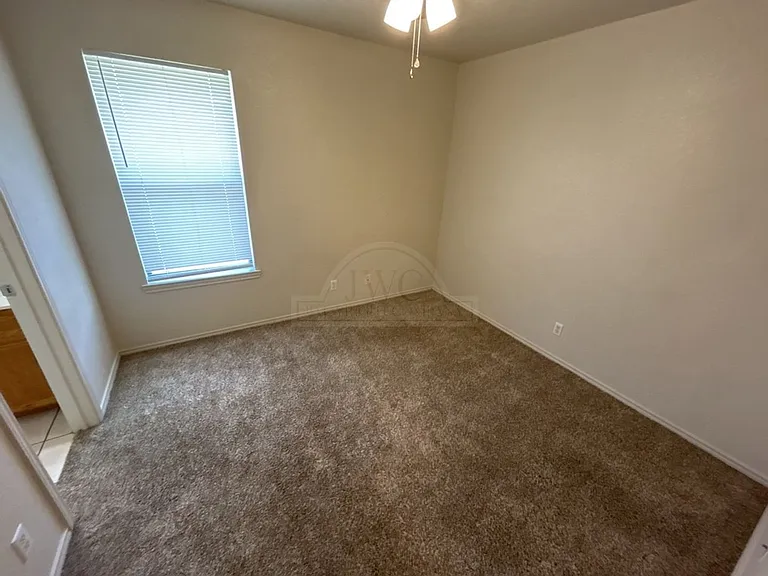 912 McDaniel Cir — Photo 16