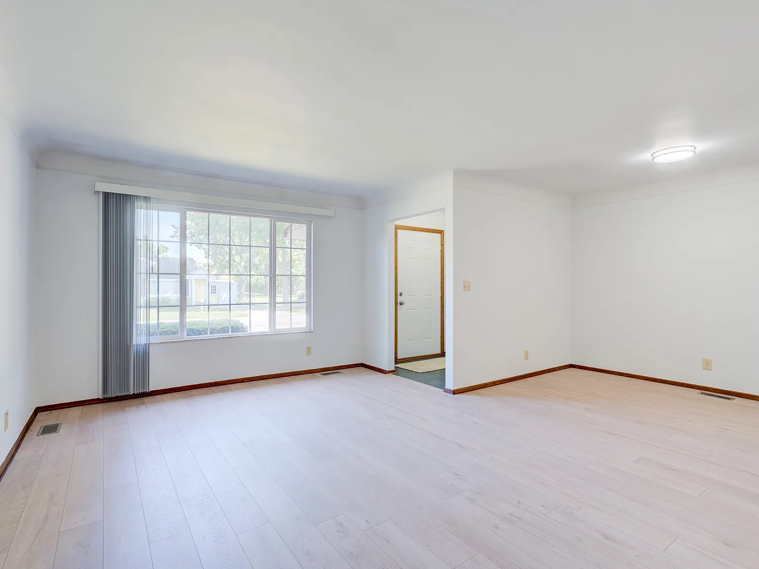 3 bed, 2.5 bath, 1620 sqft, $2,400 — Photo 3