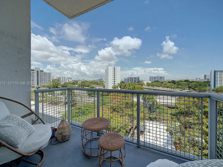 10 SW South River Dr #708 — Photo 9