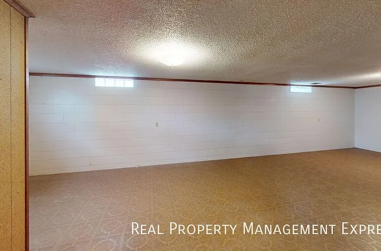 2200 W 39th St — Photo 12