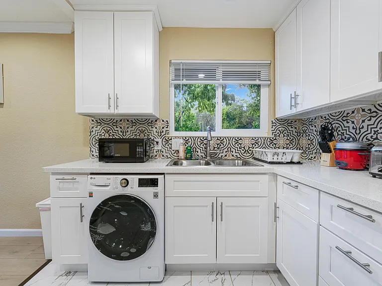 888 Golden Saratoga-Cupertino Apartment Homes — Photo 18