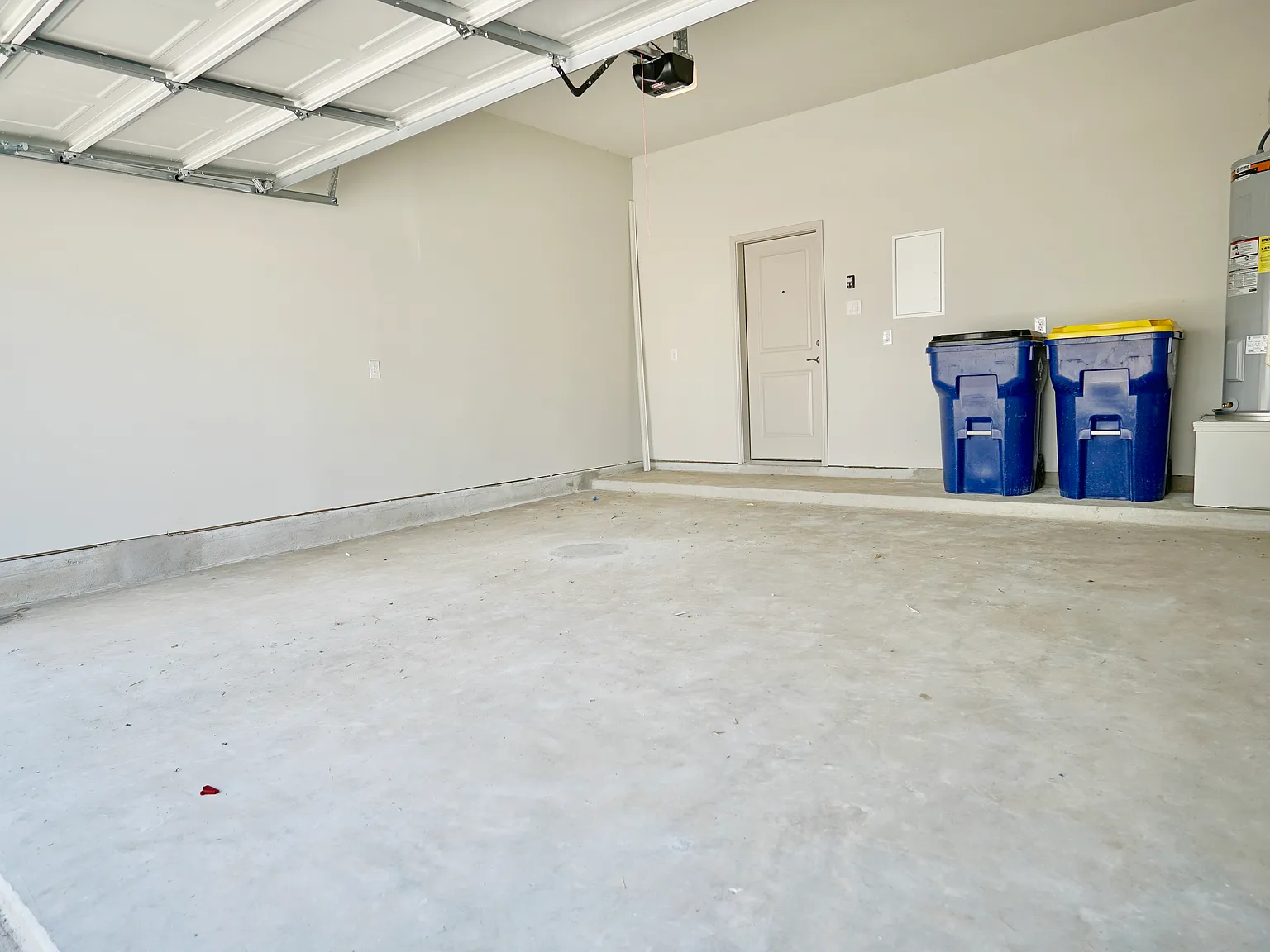 2 bed, 1.5 bath, 1330 sqft, $1,599 — Photo 2
