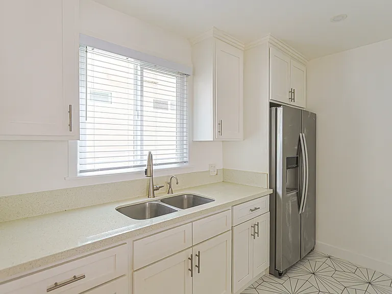 70 Roycroft Ave #B — Photo 8