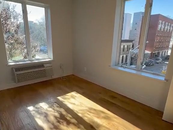 3rd image of 490 Jackson Ave #3B