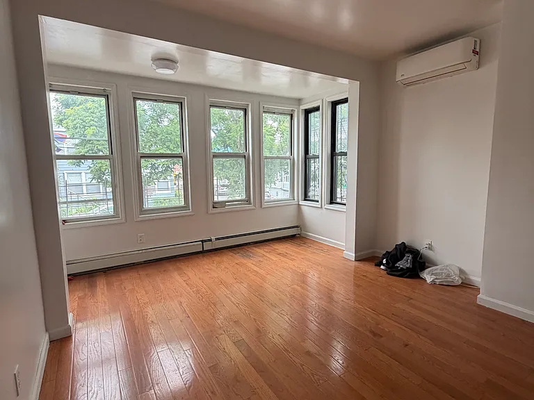 1433 Saint Lawrence Ave — Photo 1