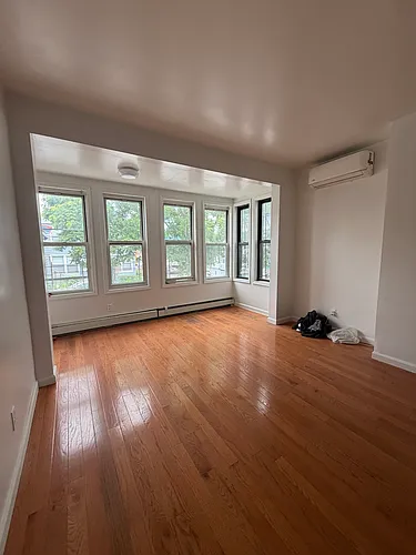 1433 Saint Lawrence Ave Photo 1