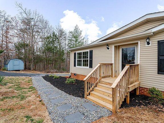 3rd image of 394 Springbranch Trl