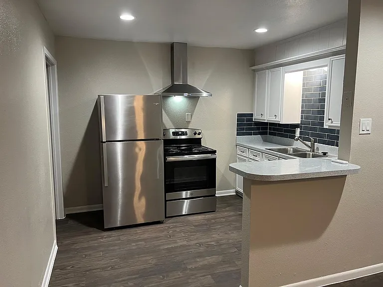 Kenwood Heights Apartments — Photo 28