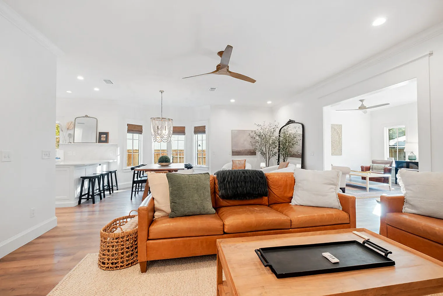 4 bed, 4.0 bath, 2325 sqft, $10,483 — Photo 3