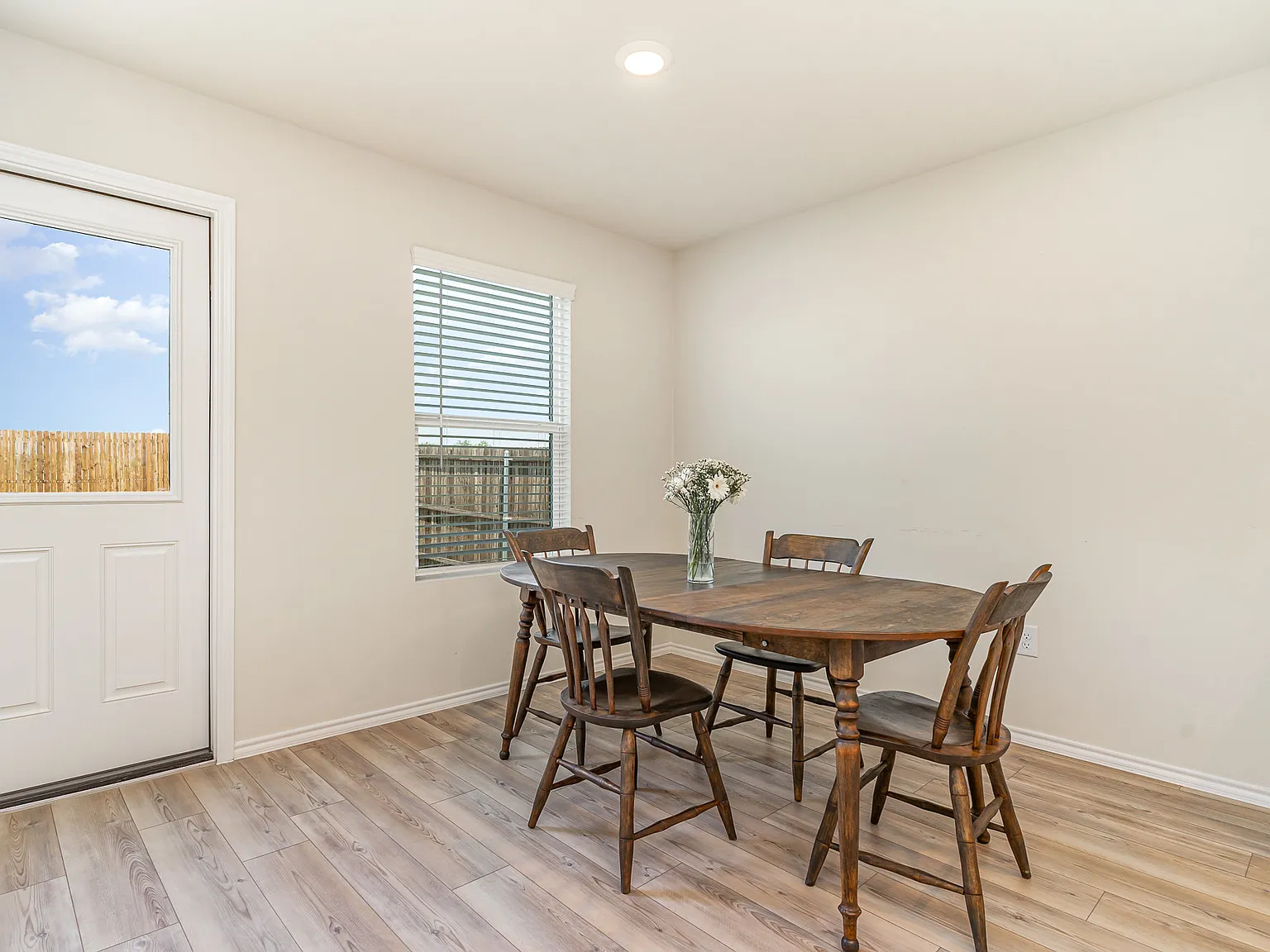 4 bed, 2284 sqft, $2,390 — Photo 4