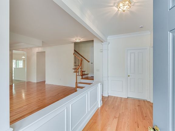 4th image of 16 Highbank Trl