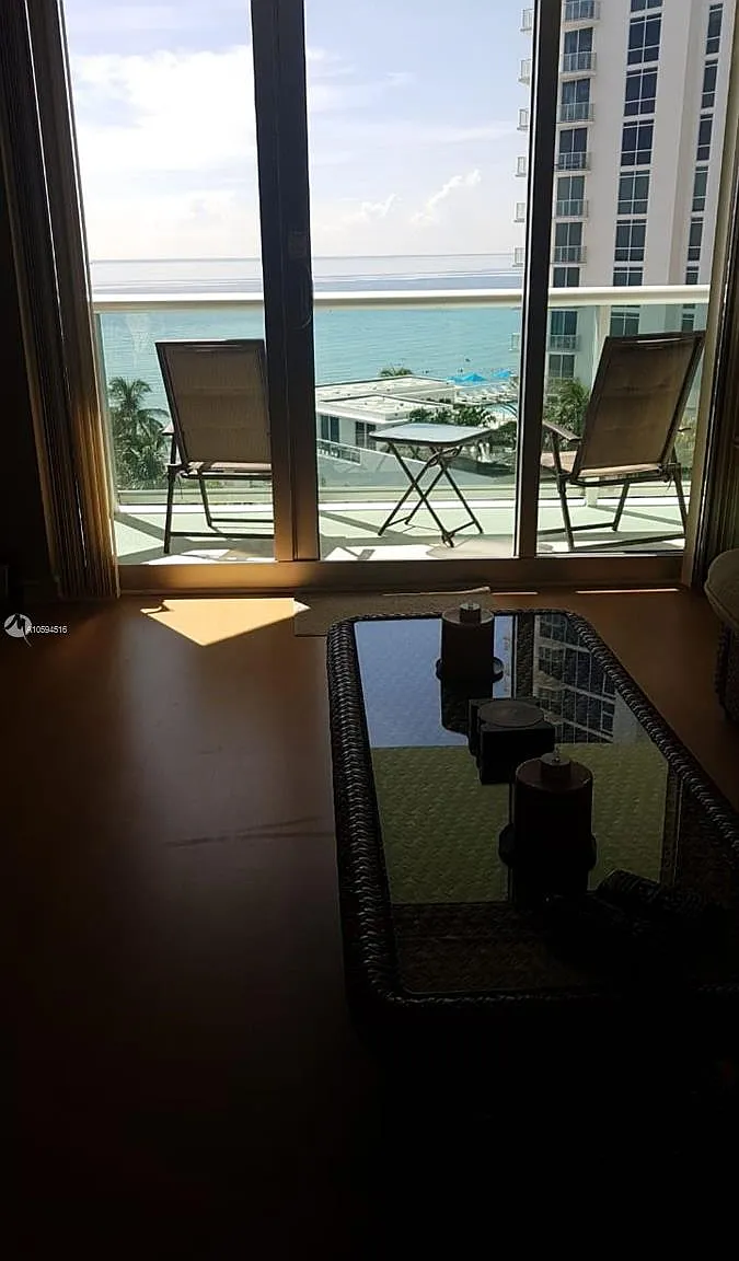 Tides On Hollywood Beach — Photo 2