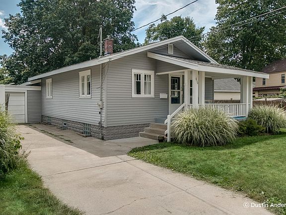 3rd image of 810 Oaklawn St NE