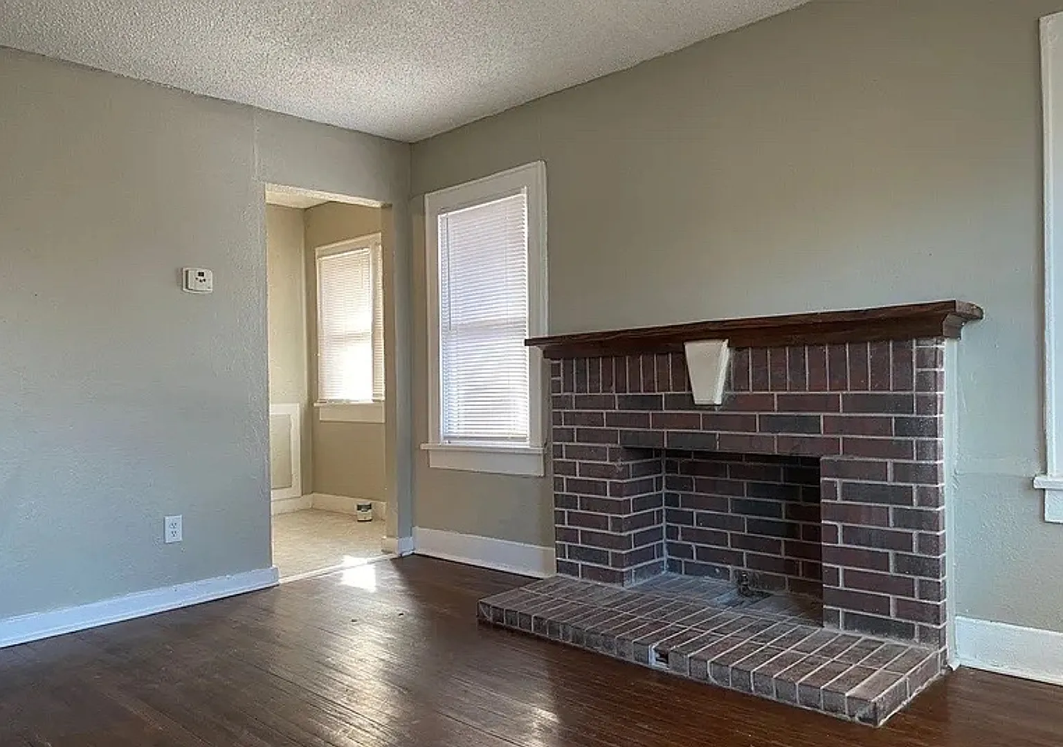 Stylish & Spacious 1-Bedroom Near Midtown & Plaza — Photo 4