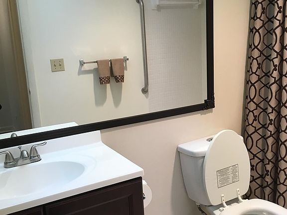 5th image of 470 Executive Center Dr APT 1L