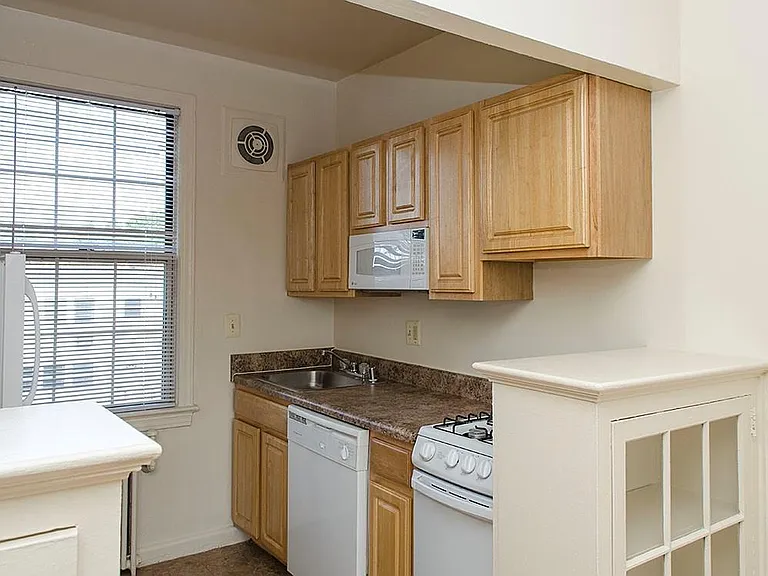 Park Crest Apartments — Photo 4